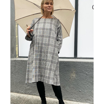 Сукня в чорно-білу клітинку