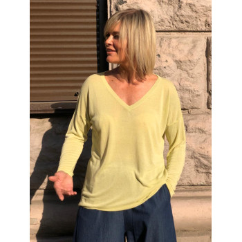 Легкий светр із V-вирізом